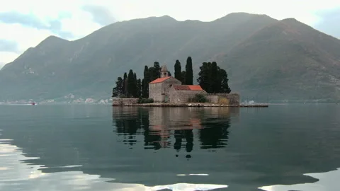 Moving view of Saint George Catholic Monastery, Perast, Montenegro 库存影片 337301780