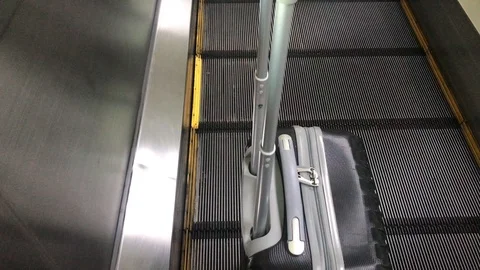 Moving Walkway concept. Bag on moving walkway in airport  库存影片 89136819