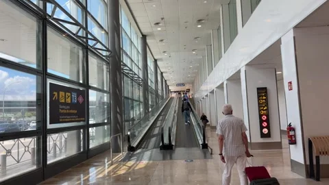 Moving walkway inside terminal 3 of Madrid Barajas Airport Видео 344584303