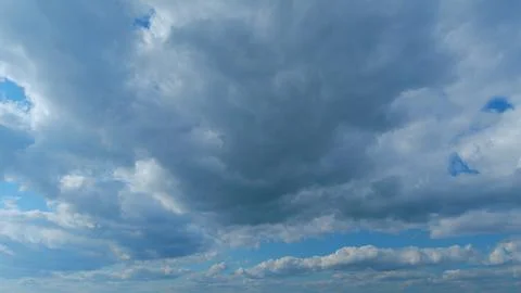 Moving white cloud. Dramatic sky. Rain cloudscape formation in the blue sky Foto stock