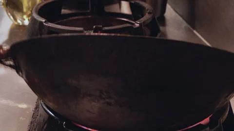 Moving the wok to spread the oil on the surface Video stock 162873944