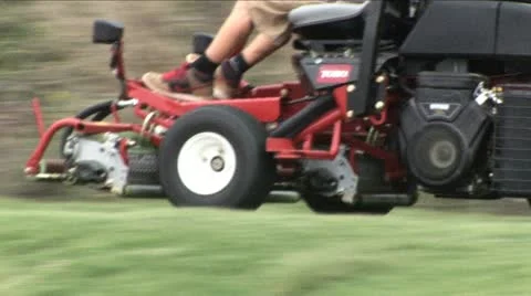 Mower on Golf Course 库存影片 11018543
