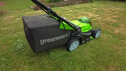 Mowing the lawn Video stock 195746943