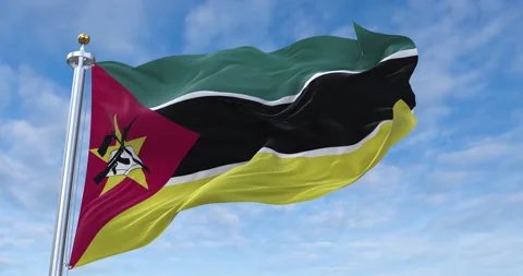 Mozambique flag with flagpole waving in rolling clouds looping, 4K Perfect Loop 库存影片 277404687