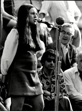 Mp Bernadette Devlin Speaks At An Irish Rally Mrs Bernadette Mcaliskey Stock Photos
