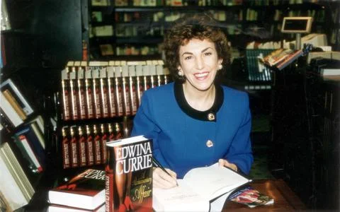 Mp Edwina Currie Pictured Signing Copies Of Her Book A Parliamentary Affair. Foto stock
