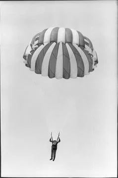 M.p. Jack Aspinwall Doing A Parachute Jump For Charity. Foto stock