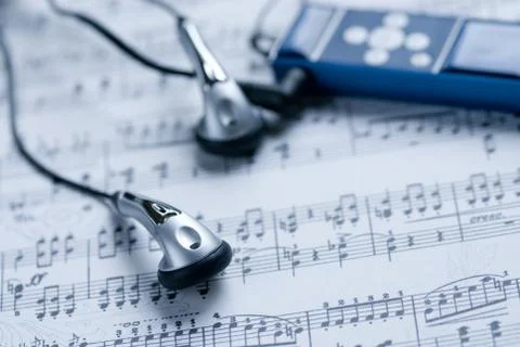 Mp3 player on a music sheet Stock-Fotos