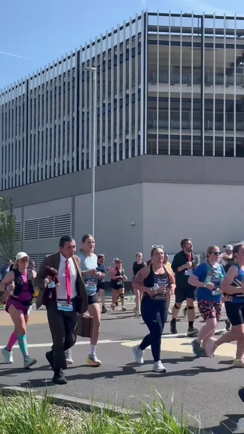 Mr. Bean Crushing It at the Manchester Marathon, Stretford, England - 27 Apr 202 Vídeo Stock 307874988