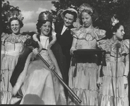 Mrs George Singleton Crowning 12-year-old Sheila Leslie As The 'queen Of Old Gov Stock Photos