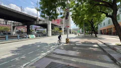 MRT-3 Elevated Rail and Urban Street Scene in Mandaluyong City, Philippines Vídeo Stock 338278373
