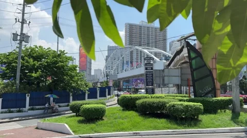 MRT train crossing Guadalupe Bridge with traditional ice cream vendor Manila 4k 库存影片 337440143