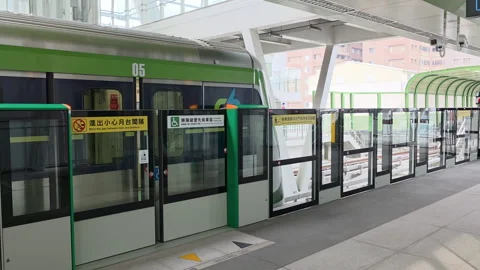 MRT train door closing and departure with platform screen doors at Siwei station Stock Footage 334577609