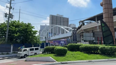 MRT train heading to Boni station on Guadalupe bridge EDSA Manila 4k 库存影片 337439895