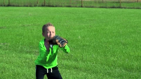 MS boy catching and throwing Vidéo 45529974