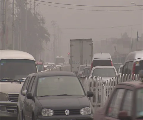 MS bumper to bumper traffic under very smoggy sky Stock Footage 86744381