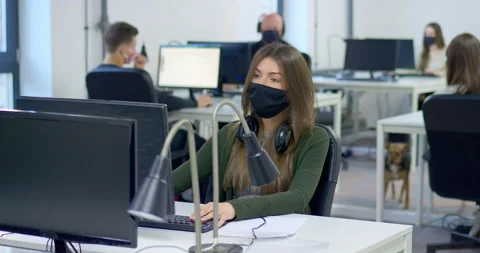 MS DS Office workers wearing protective face masks Vídeo Stock 145207126