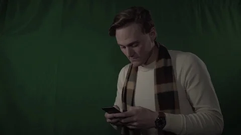 MS Green Screen Man using a Phone 動画素材 85368268