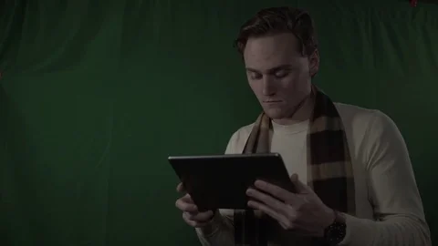 MS Man in Front of Green Screen Working on Tablet 動画素材 85334129