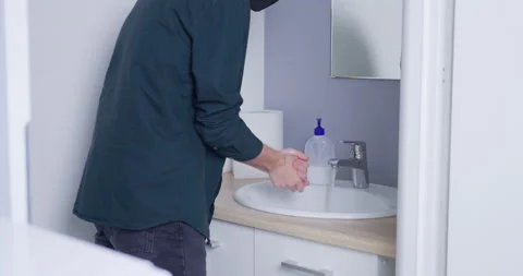 MS Man washing hands in bathroom Vídeo Stock 145259652