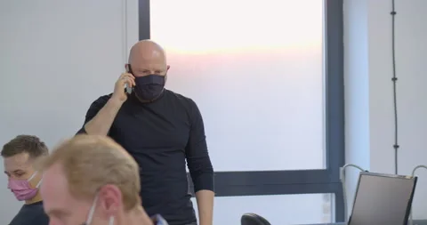 MS Office worker wearing protective face mask and talking on phone Vídeo Stock 145203688