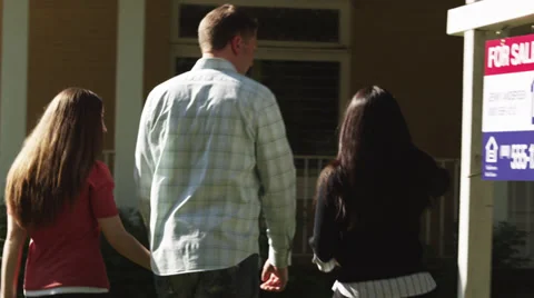 MS PAN Couple walking with real estate agent towards house for sale, Provo, Vídeos de archivo 38785839
