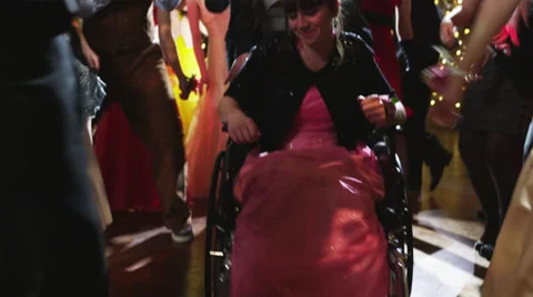 MS Students dancing on prom night, including girl in wheelchair / Cedar Hills, Vidéo 38820824