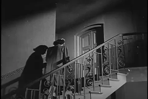 Ms. Williams informs about her bags being checked by police - 1943 Vidéo 105751626