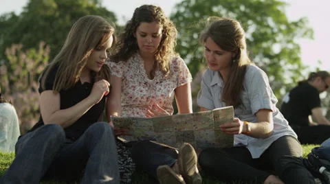 MS Young women studying map / Paris, France Video stock 38842839