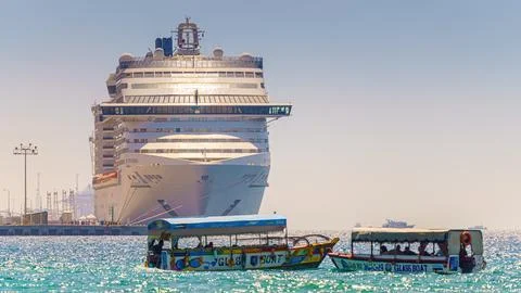 MSC Splendida cruise ship in the marina, with two little boats, Aqaba, Jordan Stockfoto's