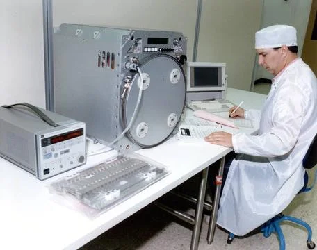 MSFC Test Engineer performing a functional test on the TES. The TES can be... 写真素材