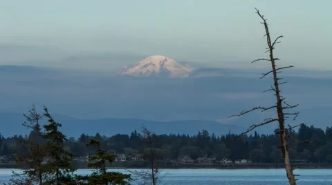 Mt. Baker peaking behind cloud layer Vídeo Stock 67837266