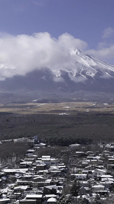 Mt. Fuji over Snow-Covered Town in Winter (Vertical | Time Lapse | ZOOM OUT) 스톡 동영상 332012065