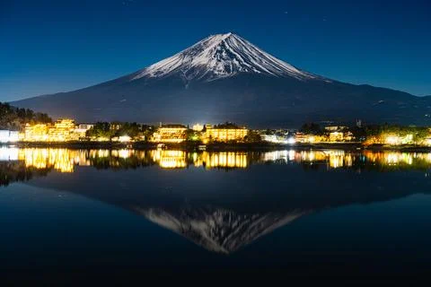 Mt. Fuji, Winter Fireworks Exploding Over Lake Kawaguchi Stock-Fotos
