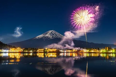 Mt. Fuji, Winter Fireworks Exploding Over Lake Kawaguchi Stock-Fotos