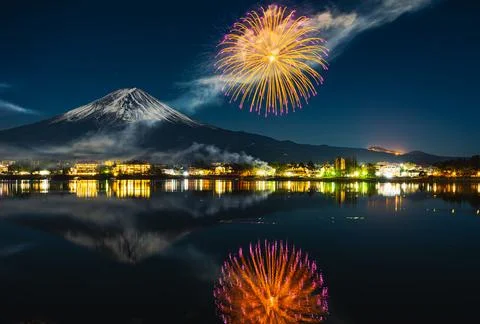 Mt. Fuji, Winter Fireworks Exploding Over Lake Kawaguchi Foto stock