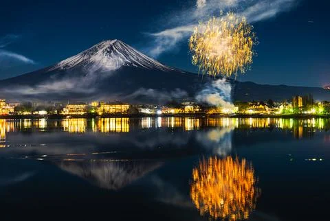 Mt. Fuji, Winter Fireworks Exploding Over Lake Kawaguchi Stock-Fotos