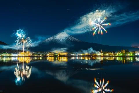 Mt. Fuji, Winter Fireworks Exploding Over Lake Kawaguchi Stock-Fotos