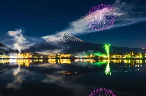 Mt. Fuji, Winter Fireworks Exploding Over Lake Kawaguchi Stock-Fotos