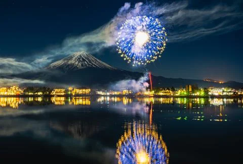 Mt. Fuji, Winter Fireworks Exploding Over Lake Kawaguchi Stock-Fotos