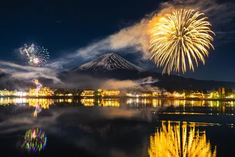 Mt. Fuji, Winter Fireworks Exploding Over Lake Kawaguchi 스톡 사진