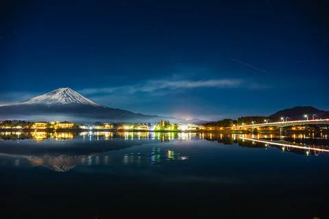 Mt. Fuji, Winter Fireworks Exploding Over Lake Kawaguchi Stock-Fotos