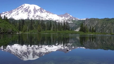 Mt Rainier Bench Lake Mountain Reflection Vídeos de archivo 79674236