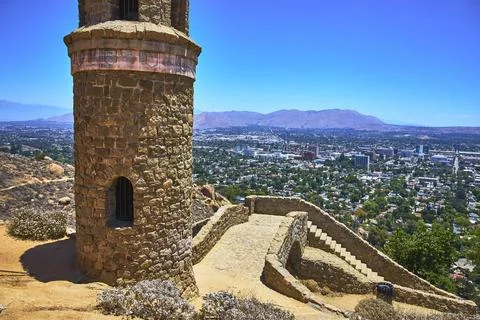 Mt Rubidoux Tower Overlooking Riverside Cityscape and San Bernardino Mountain Foto stock