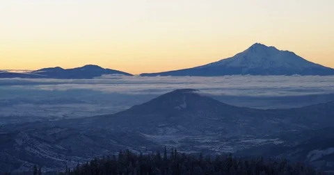 Mt. Shasta Time Lapse Pre Dawn Twilight 스톡 동영상 72994283