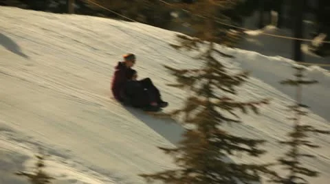 Mt. Washington B.C. Canada. Sledding fun  Vídeos de archivo 21786719