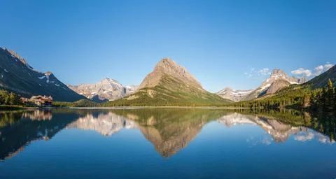 Mt Wilbur and reflection at Swiftcurrent lake in Glacier national park, Monta 스톡 사진