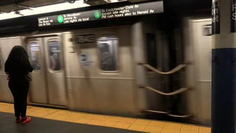 MTA Line 4 Express Train Arriving at Manhattan Subway Station. Stockbeeldmateriaal 336263730