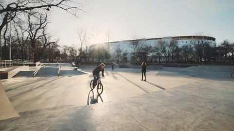 MTB bicycle rider does various tricks while riding in skatepark . Extreme Sports Vidéo 121389897