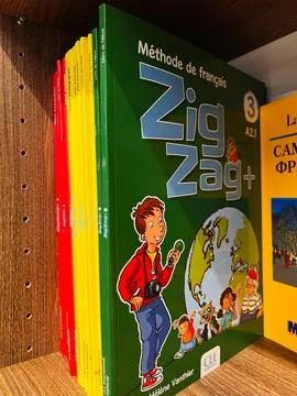 Mthode de franais ZigZag Plus 3 by Hlne Vanthier, bright green language wor.. 스톡 사진